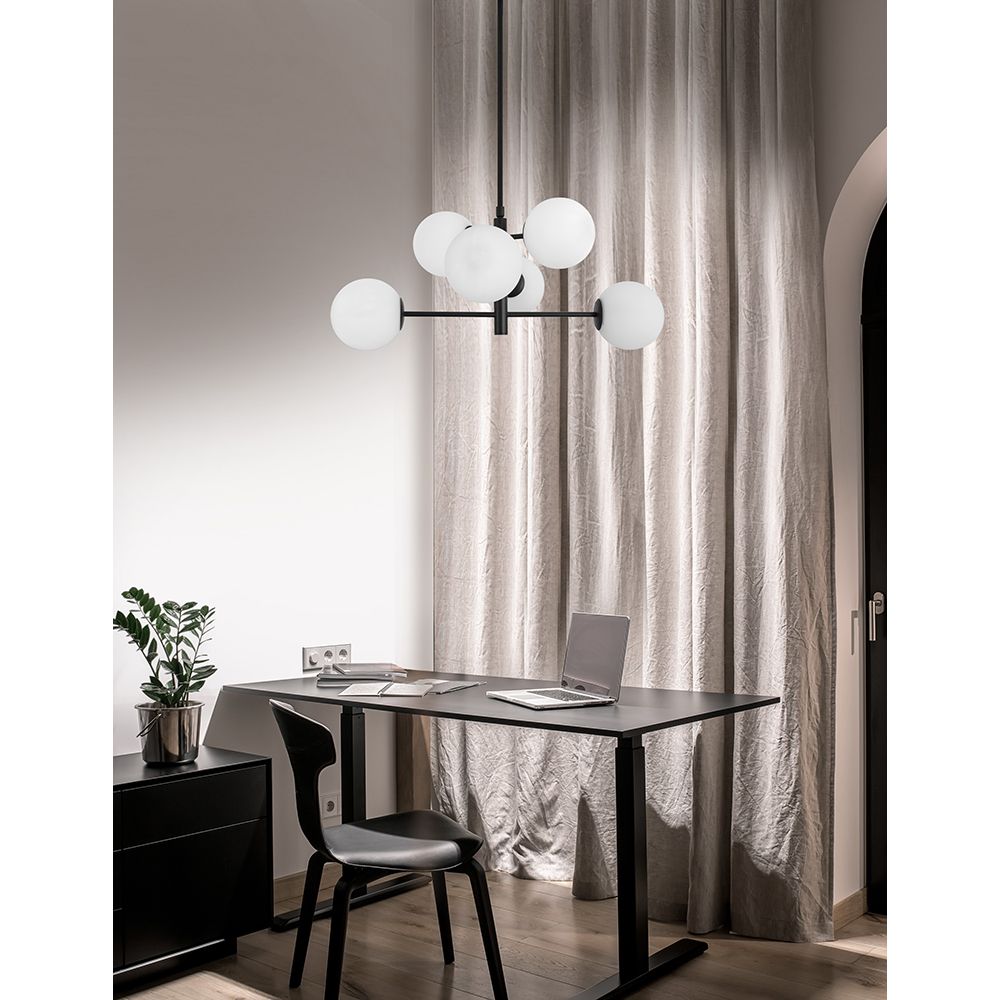 Impero Hängelampe 6-flg. in Schwarz über modernem Arbeitsplatz mit Schreibtisch und Stuhl.