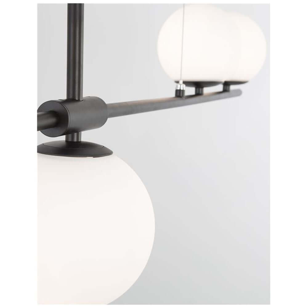 Impero Hängeleuchte 4-flammig Metall mit mattiertem Glas und schwarzem Metall, stilvolles Design.