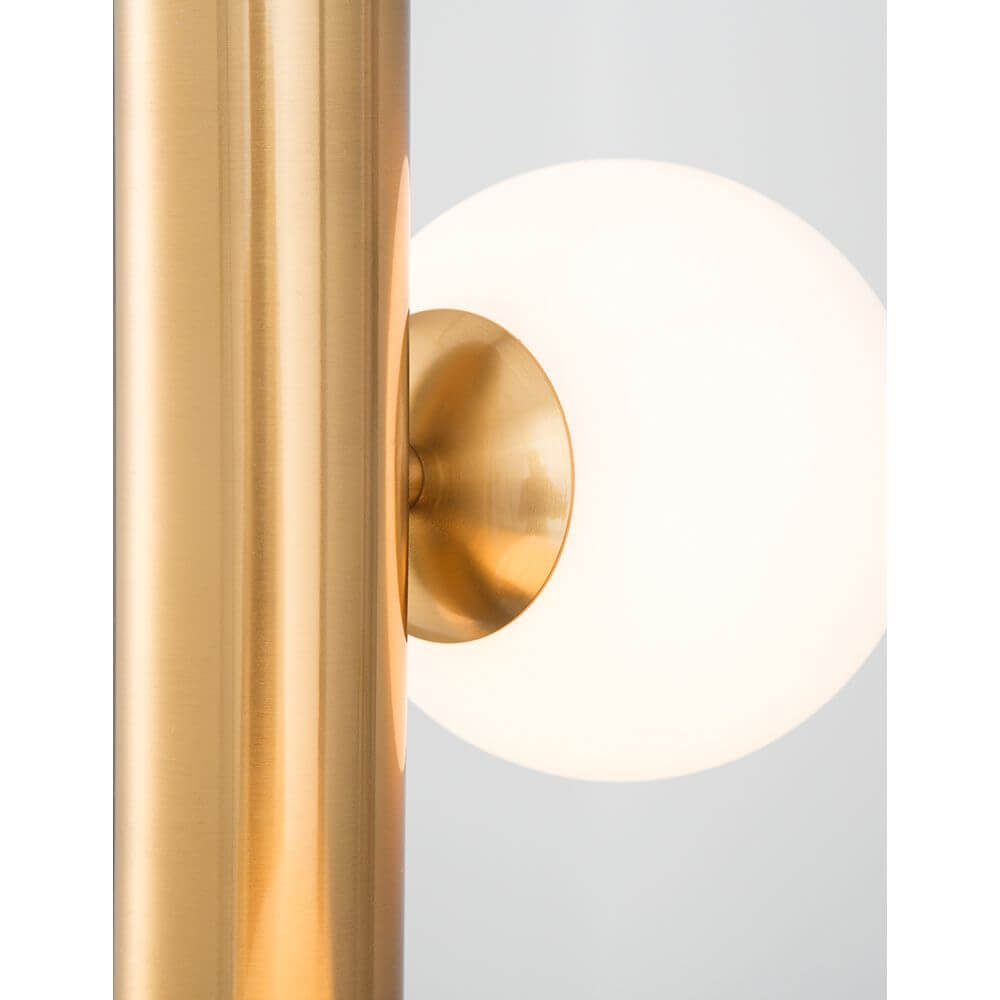 Detailansicht von der Jaklin Hängelampe 3-flammig Messing, Weiß mit goldenem Lampenständer und kugelförmigem Licht.