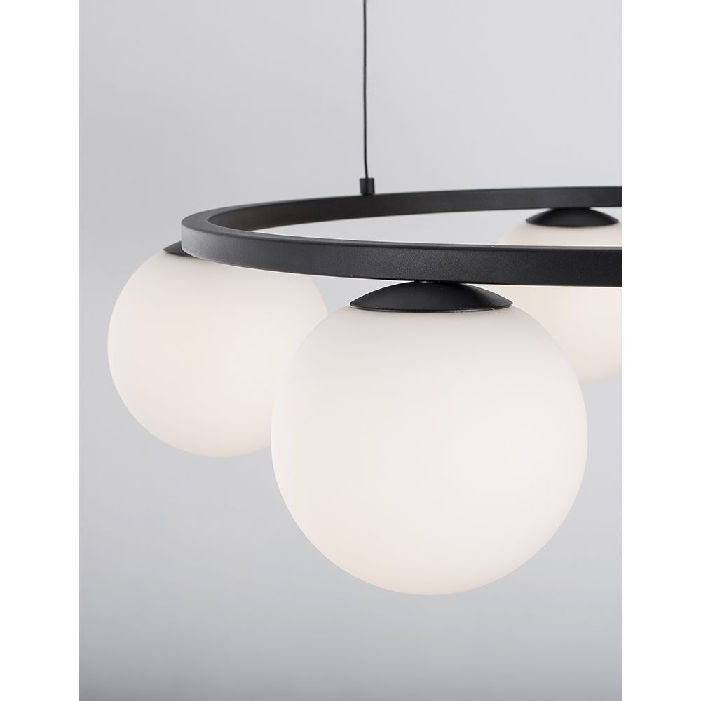 Joline LED Hängeleuchte Kugeln mit drei stilvollen weißen Glaskugeln in modernem Design.