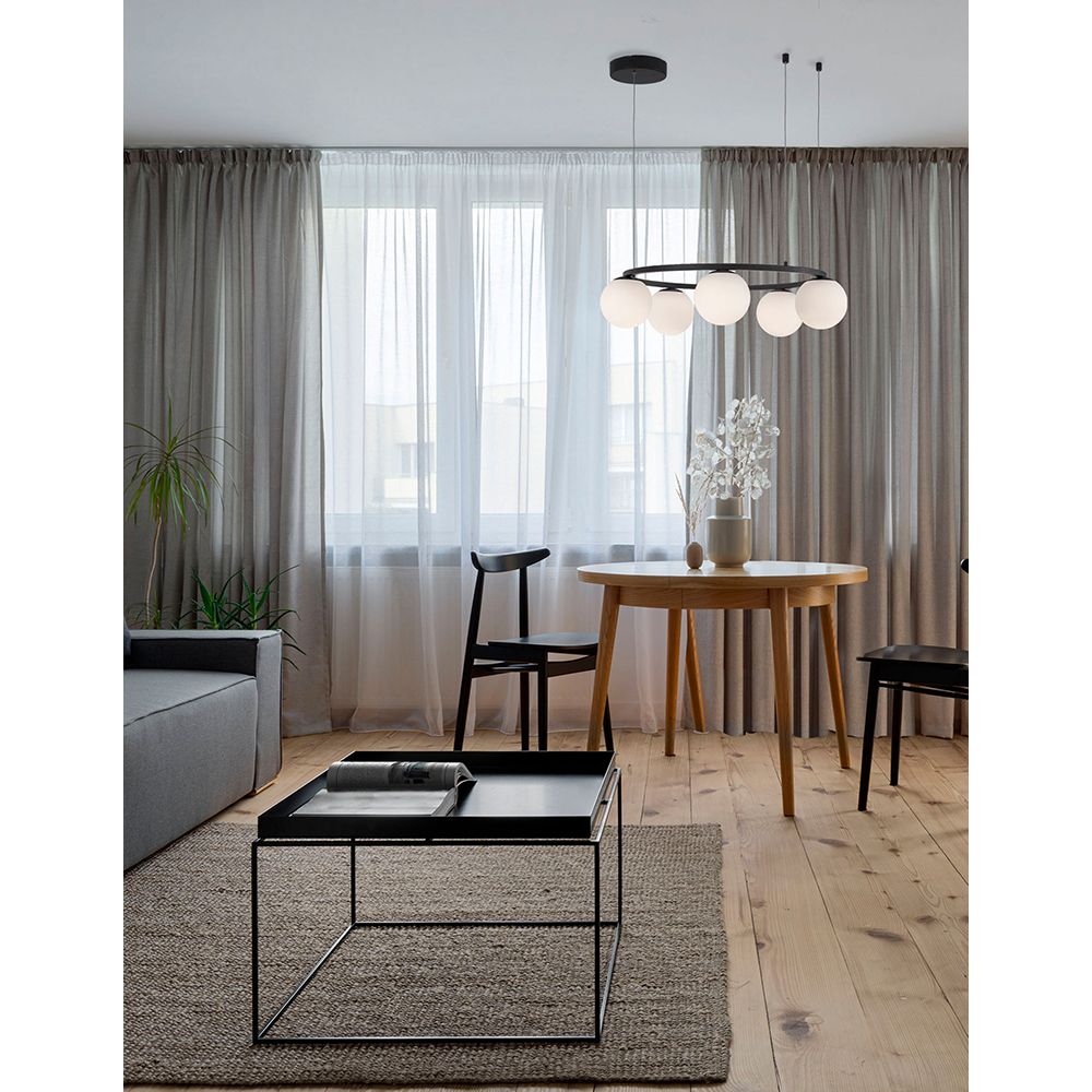 Joline LED Hängeleuchte Kugeln in modernem Wohnzimmer mit Essbereich und eleganter Tischdekoration.