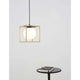 Juliet Hängelampe Würfel Ø 40cm Messing über einem Tisch mit Notizbuch, modernes Design, elegante Lichtquelle