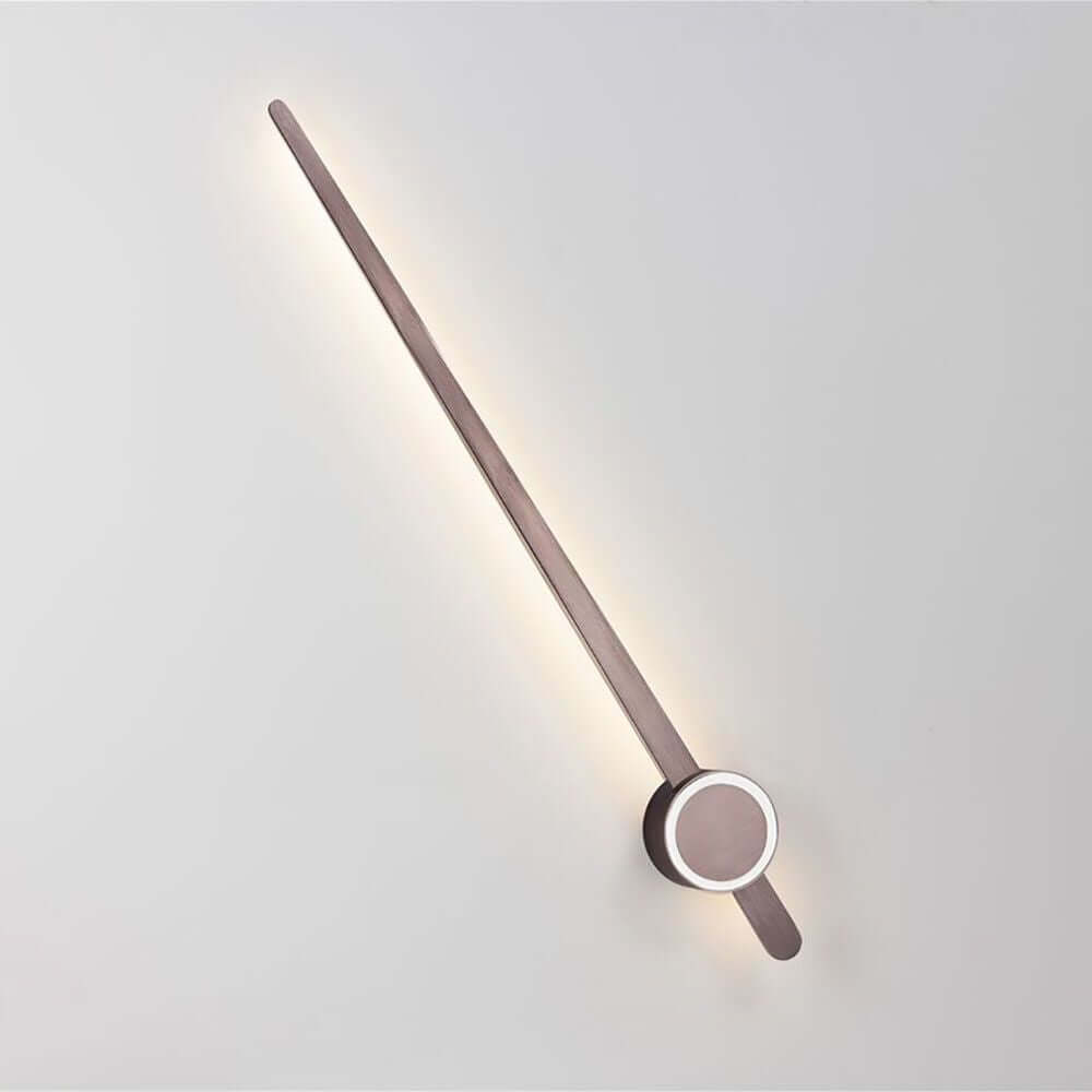 Kedo LED Wandleuchte aus Aluminium an einer Wand montiert, modernes Design mit sanfter Beleuchtung.