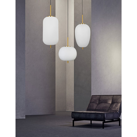 Nova Lace Lato pendelampe med tre opalhvide glaskugler og messingholdere i moderne rumindretning
