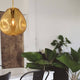 Lava Hängeleuchte mundgeblasenes Glas in modernem Interieur mit Pflanzen und Holzdetails.