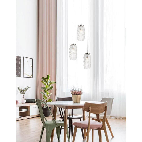 Laval Glas-Pendellampe Chrom, Klar hängt über einem Esszimmertisch mit modernen Stühlen und Pflanzen im Hintergrund.