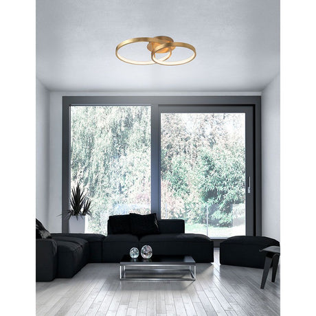 Leon LED Deckenleuchte in gold, modernes Design für stilvolle Wohnräume mit großen Fenstern und moderner Einrichtung.