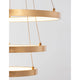 Detailansicht der Leon LED Hängeleuchte 3 Ringe mit goldenen Aluminiumringen und weißem Acryllicht.