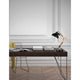 Lila Tischlampe Holz Metall auf eleganter Schreibtisch mit modernem Design im Home Office.