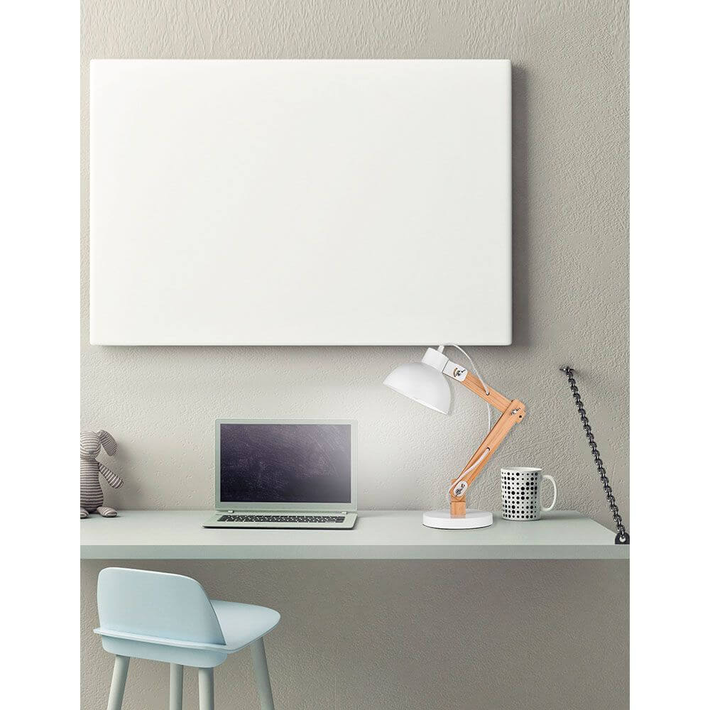 Lila Tischlampe Holz Metall auf einem modernen Schreibtisch mit Laptop und stilvollem Hintergrund.