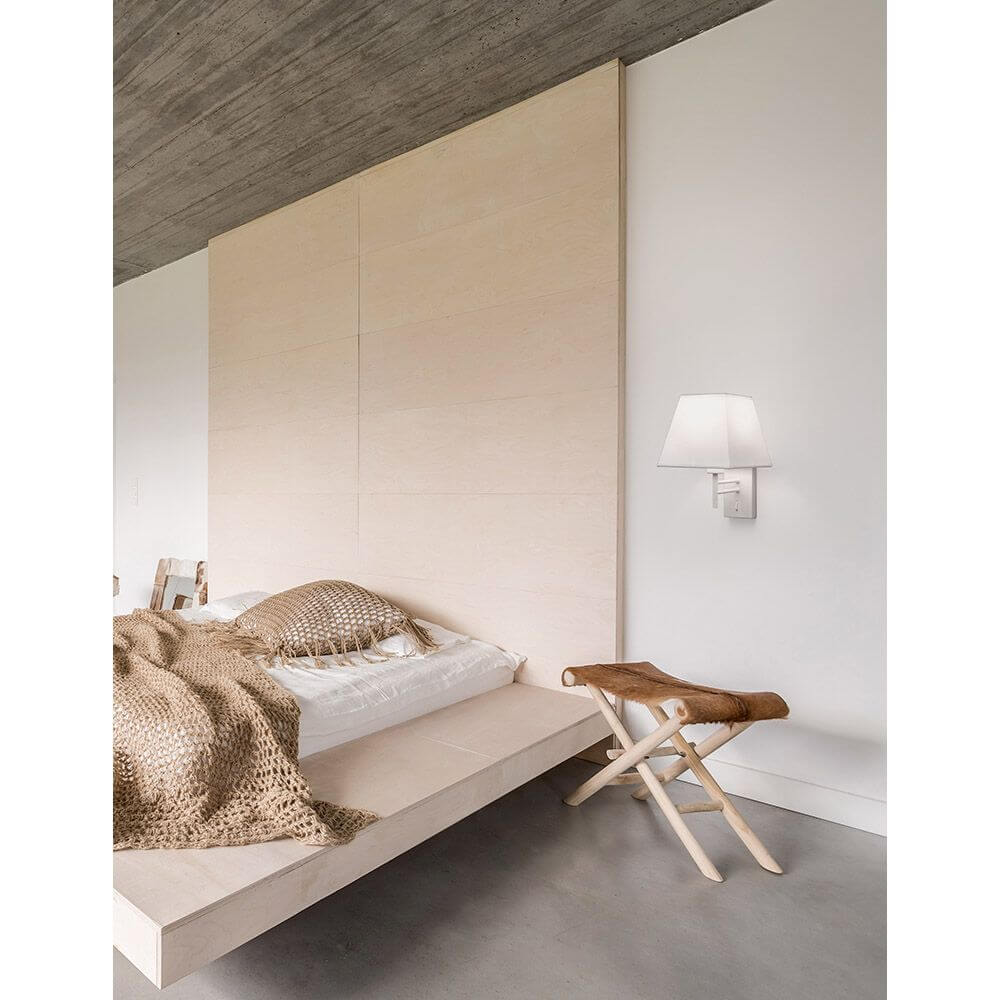 Logan Wandlampe Metall Textil über einem modernen Bett in einem stilvollen Schlafzimmer.