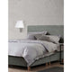 Schlafzimmer mit Logan Wandlampe Metall Textil, grauem Bett und Kissen für modernen Stil.