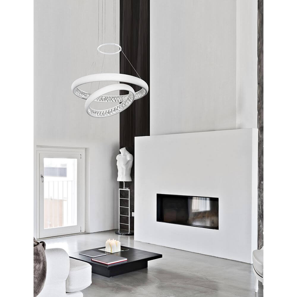 Lumi LED Hängeleuchte Ø 60cm Weiß in modernem Wohnraum mit Kamin und minimalistischer Einrichtung.