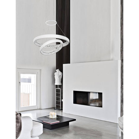 Lumi LED Hängeleuchte Ø 60cm Weiß in modernem Wohnraum mit Kamin und minimalistischer Einrichtung.