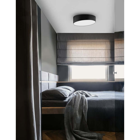 Maggio LED Deckenlampe Ø 50cm Metall Acryl in modernem Schlafzimmer mit schwarzem Design und gemütlicher Atmosphäre.