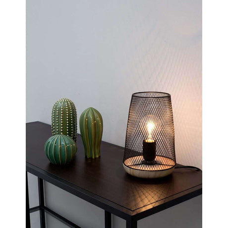 Marco bordlampe 19 cm metall tre på et bord ved siden av grønne planter i et moderne oppholdsrom.