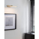 Marnell LED Wandlampe in Antik-Messing, elegant und stilvoll, beleuchtet Bilder mit warmweißem Licht.