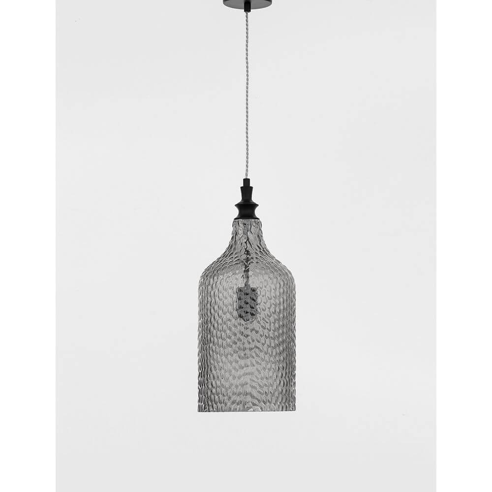 Marou Glas-Pendellampe Rauchfarben mit rauchiger Glaskuppel und schwarzem Metallaufhängung.