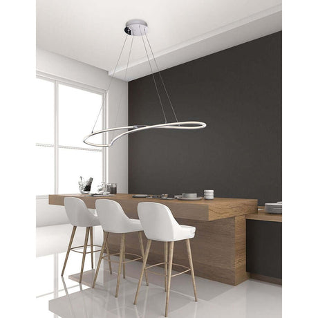 Moderne Martino LED Hängelampe Chrom über Esstisch in elegantem Wohnraum mit Hängestühlen.