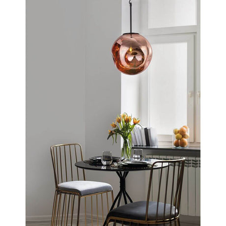 Lampe suspendue Mayan Ø 30 cm sphérique, verre suspendue au-dessus d'une table moderne avec fleurs et vaisselle.