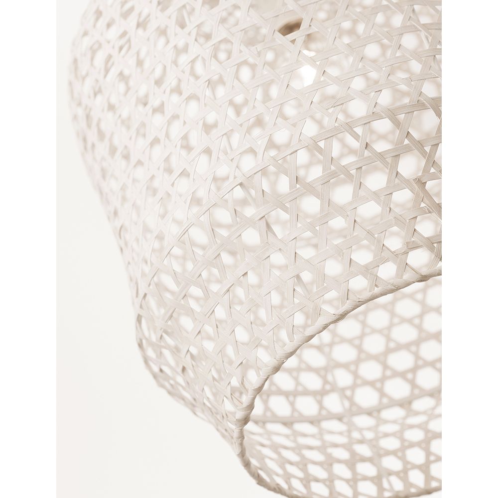 Detailansicht der weißen Rattan-Pendelleuchte MIA von Nova Luce, die Ethno- und skandinavisches Design kombiniert.