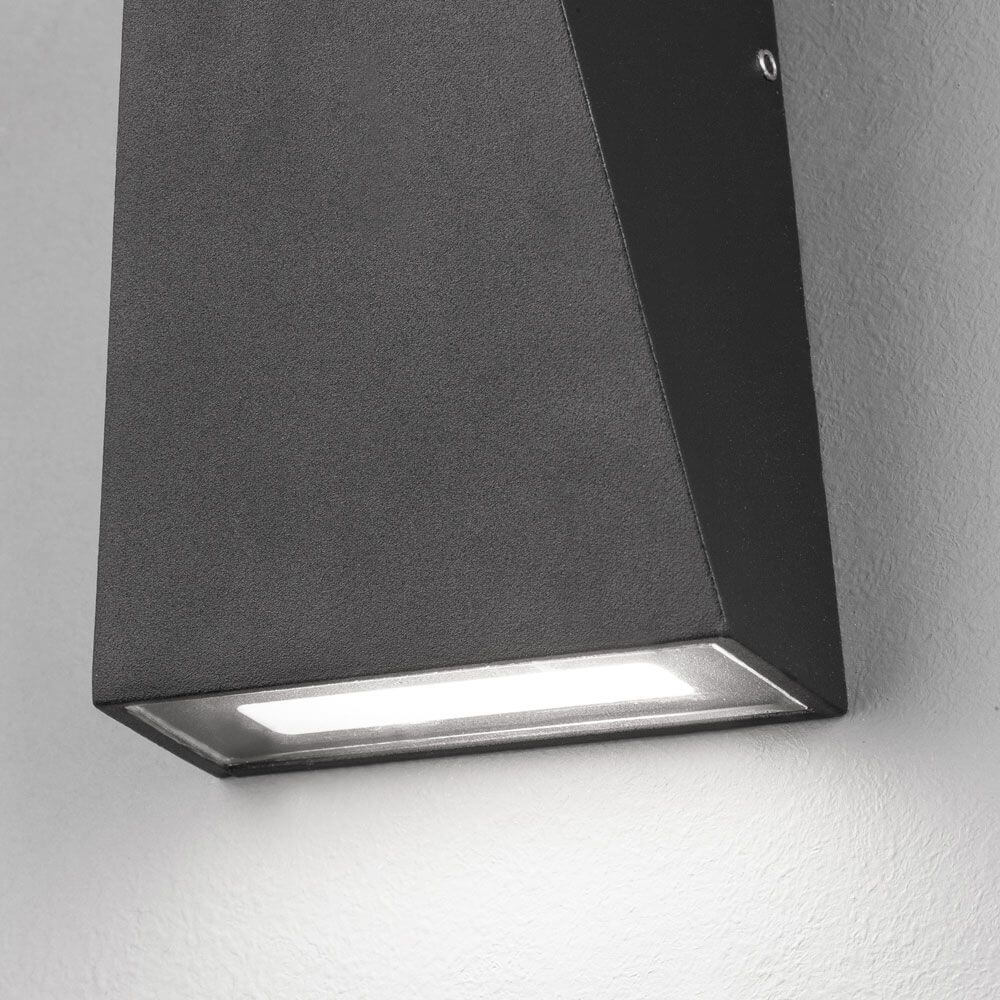 Miley Mini LED-Wandleuchte up&down IP54 an senkrechter Wand mit stilvollem Design und modernen Materialien.