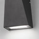 Miley Mini LED-Wandleuchte up&down IP54 an senkrechter Wand mit stilvollem Design und modernen Materialien.
