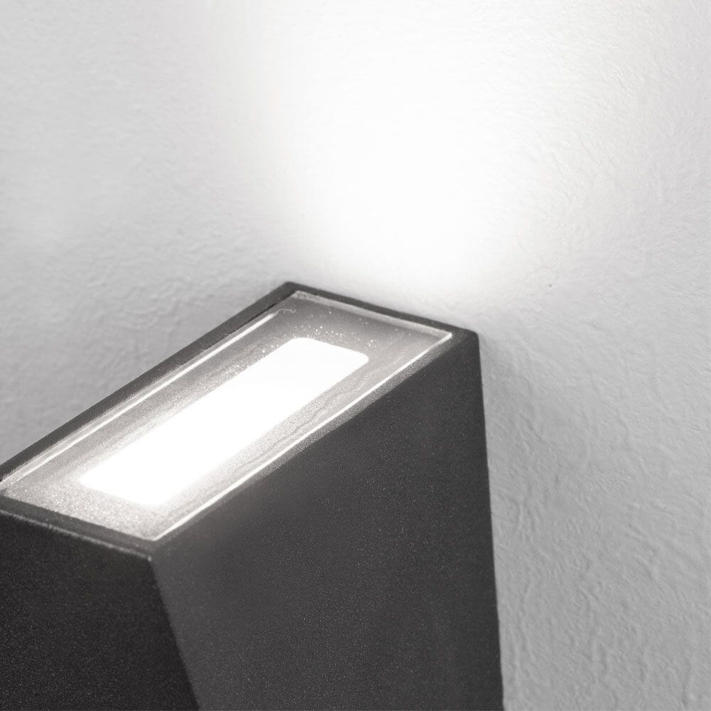 Miley Mini LED-Wandleuchte up&down IP54 in dunklem Design mit warmem Licht an der Wand.