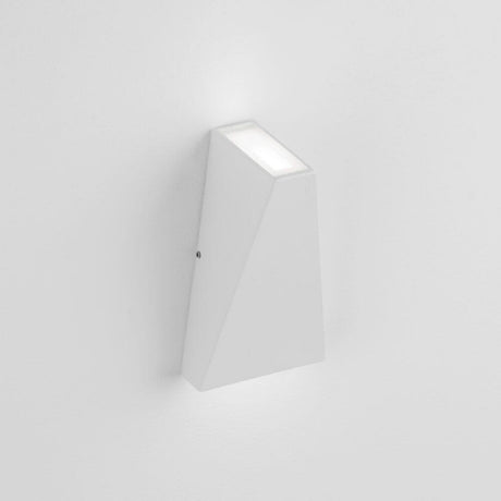 Miley Mini LED-Wandleuchte up&down IP54 an einer weißen Wand montiert.