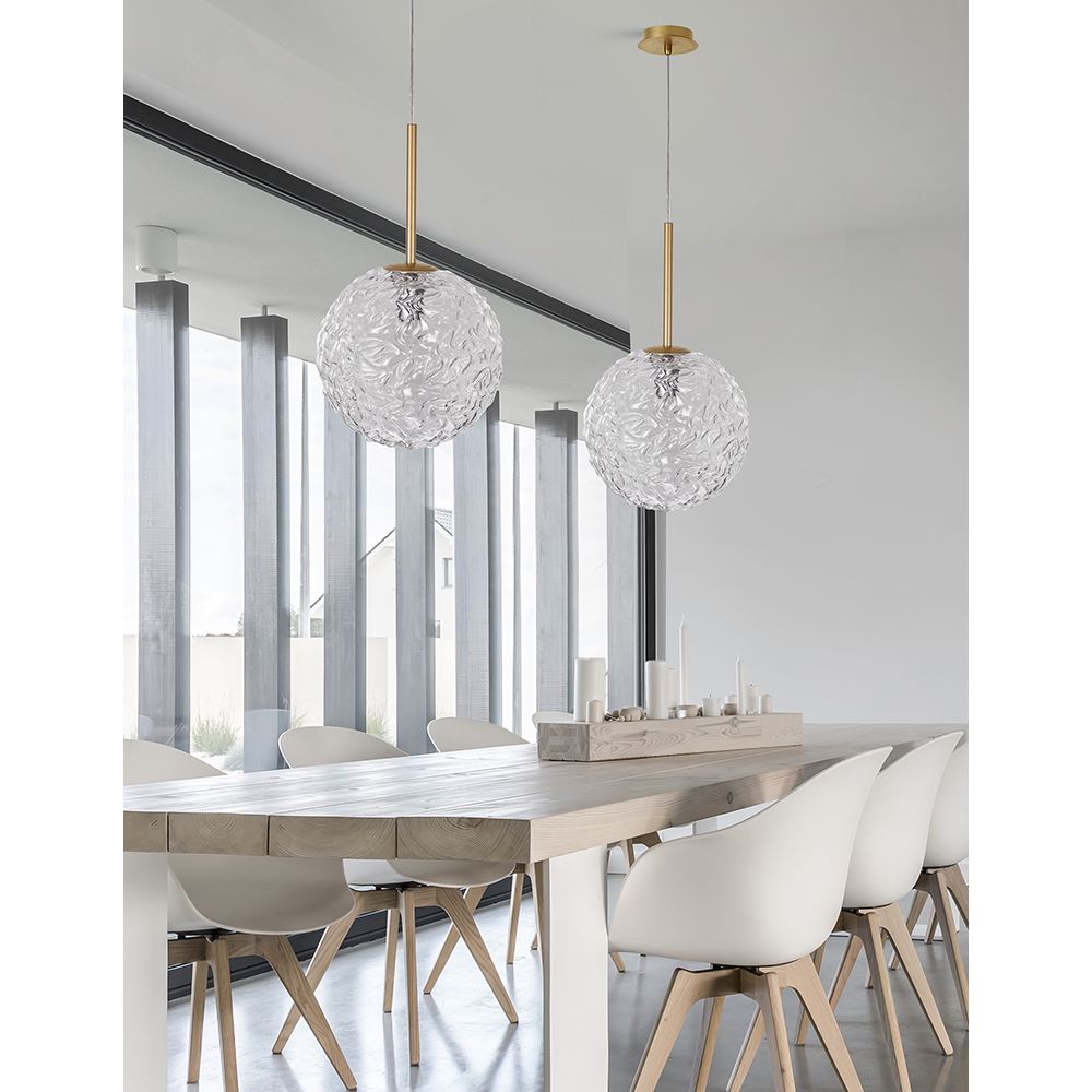 Moderne Mirano Hängeleuchte aus Stahl und Glas über einem eleganten Esstisch in minimalistischer Umgebung.