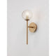 Mirano Kugel Wandlampe Gold, Klar an einer Wand montiert, verleiht elegantes Licht und Stil.
