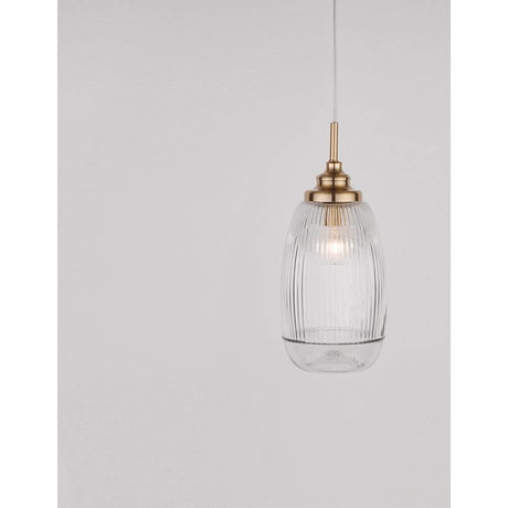 Måneglas pendel guld med gennemsigtig glasskærm og guld satin metal accenter.
