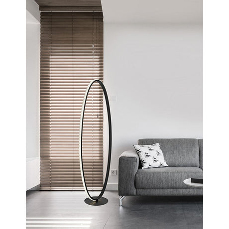 Nager LED Stehleuchte Ring 125cm Sandig-Schwarz in modernem Wohnzimmer mit grauer Couch.