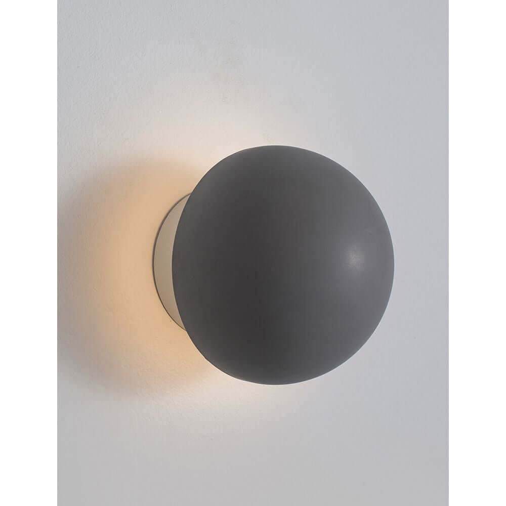 Netune LED Wandleuchte Ø 11cm in modernem Design aus Aluminium und Beton, ideal für verschiedene Räume.