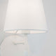 Nia Wandleuchte Metall mit LED Leselicht mit weißem Stoffschirm und Aluminiumdesign.