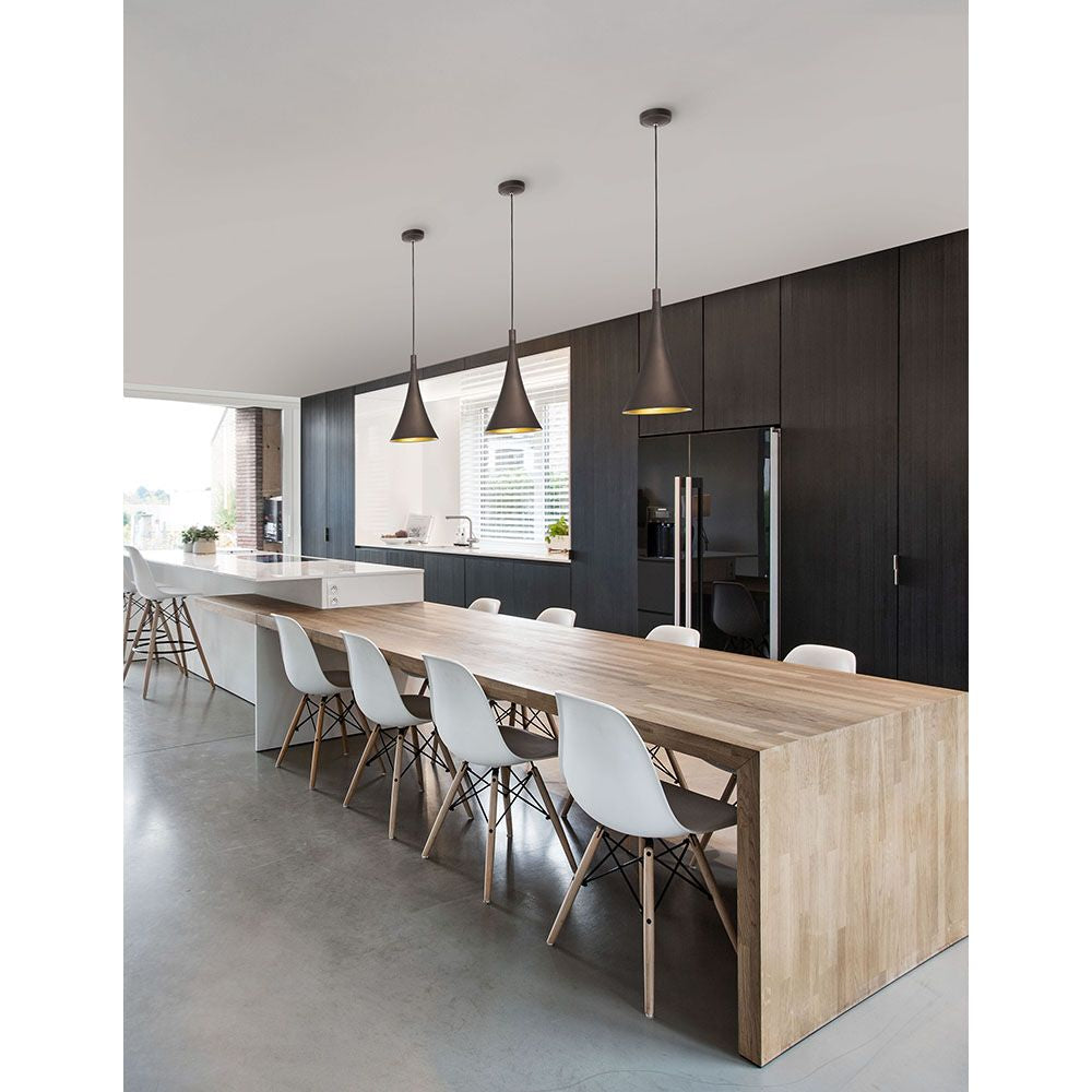 Moderne Küche mit Nuorese Pendelleuchte in Braun und Gold über einer Holz-Esstischgruppe.