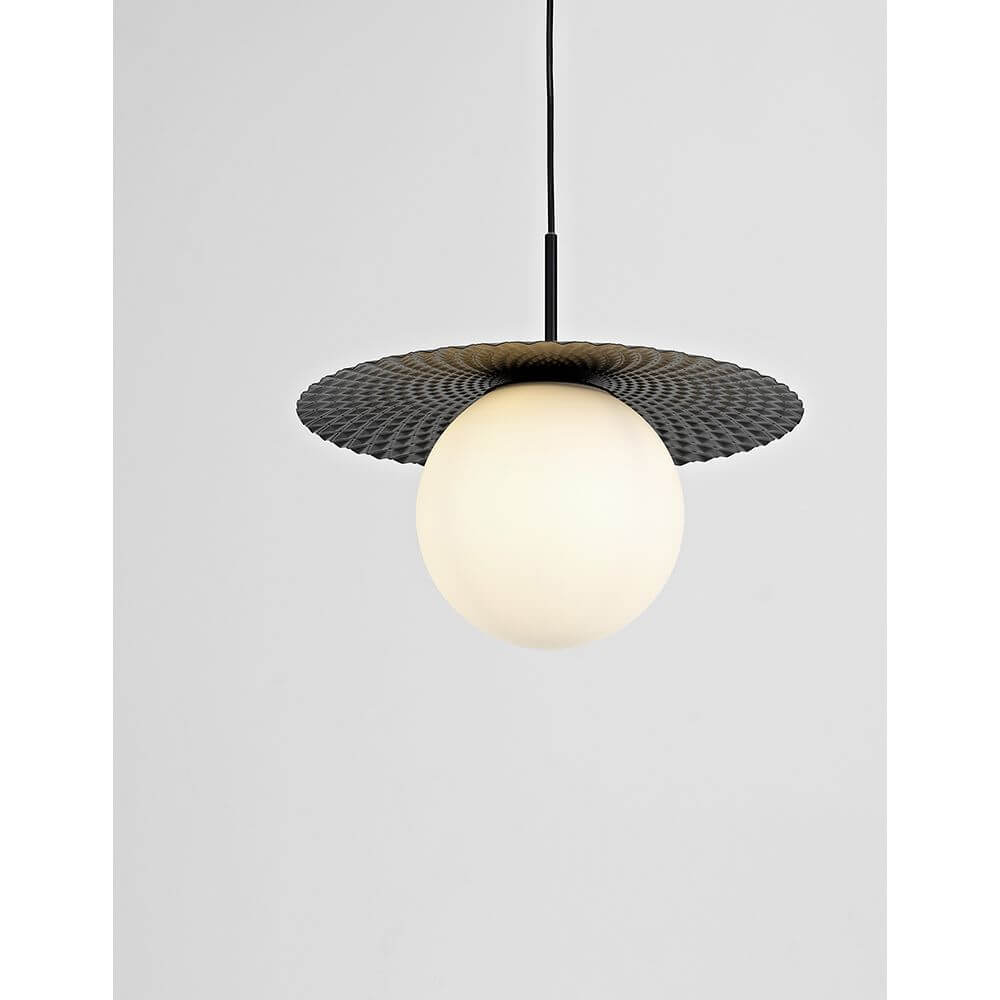 Obbit Glas-Hängelampe Metall Schirm mit weißem Glas und dekorativem Schirm in stylischem Design.