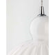 Odell Glas-Pendelleuchte Opal mit elegantem Glasschirm und metallischen Details im modernen Design.