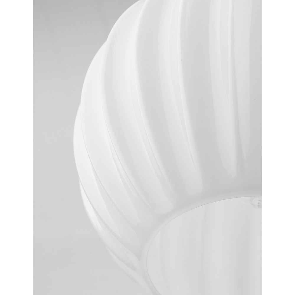 Odell Glas-Pendelleuchte Opal mit elegant gewellter Oberfläche und edlem, weißem Design.