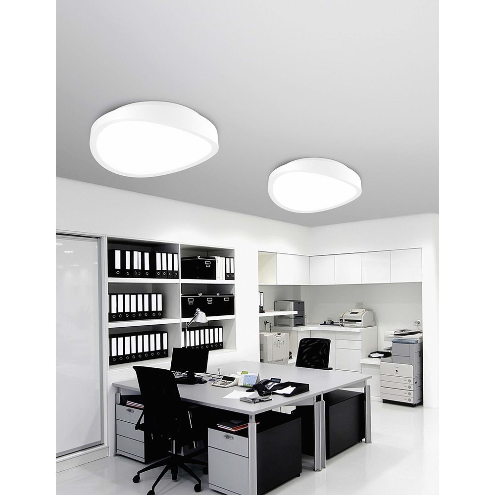 Moderne Onda LED Deckenlampe in einem stilvollen Büro, warmweißes Licht für optimale Beleuchtung.