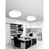 Moderne Onda LED Deckenlampe in einem stilvollen Büro, warmweißes Licht für optimale Beleuchtung.