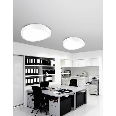 Onda LED Deckenlampe Eisen Glas in modernem Büroraum mit hellen Deckenleuchten und funktionalen Möbeln