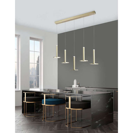 Palencia LED Hängelampe 5-flg. Reihung Gold über moderner Kücheninsel mit eleganten Stühlen und minimalistischem Design.