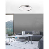Elegante Nova Luce Palermo Deckenleuchte mit K9 Kristallen, Chromoberfläche über moderner Wohnzimmereinrichtung.