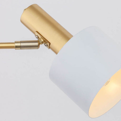 Lampe de table Paz Skandi en finition doré mat de la série Neordic au design élégant.