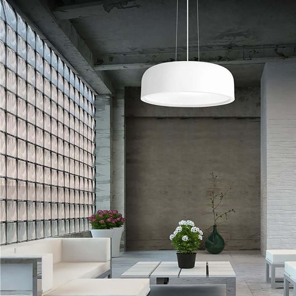 Perleto Pendelleuchte im modernen Wohnzimmer mit hellem Licht und stilvollem Ambiente.