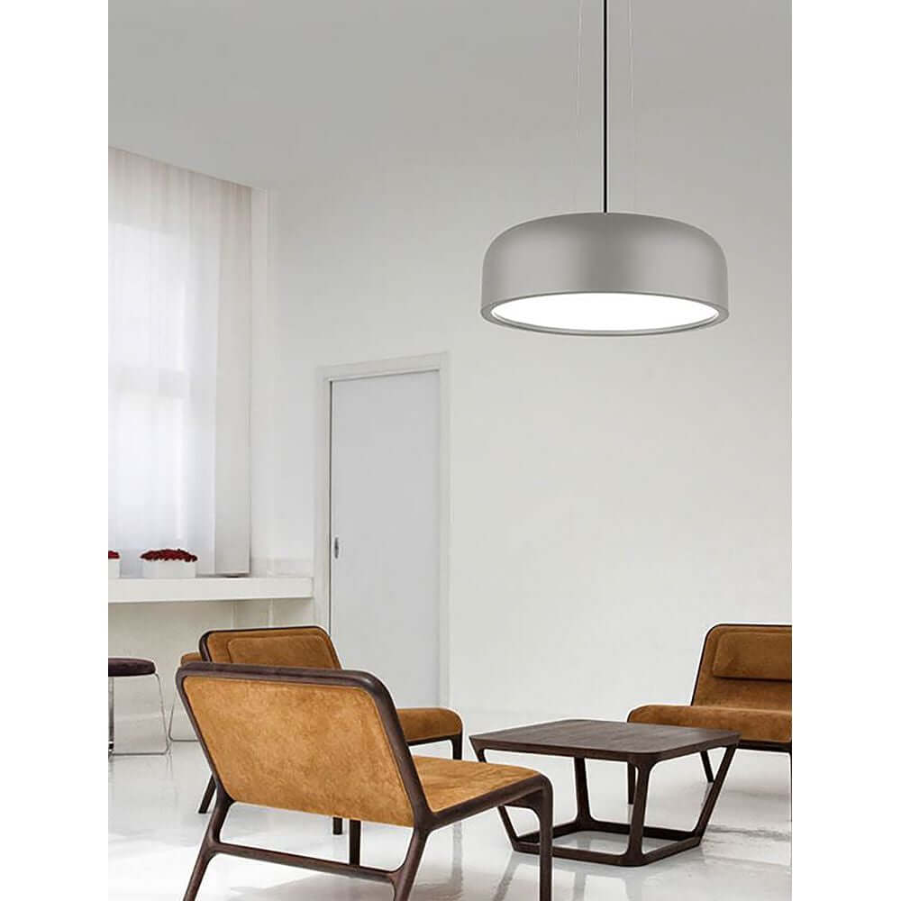Moderne Perleto Pendelleuchte in stilvollem Wohnzimmer mit braunen Stühlen.