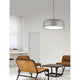 Moderne Perleto Pendelleuchte in stilvollem Wohnzimmer mit braunen Stühlen.