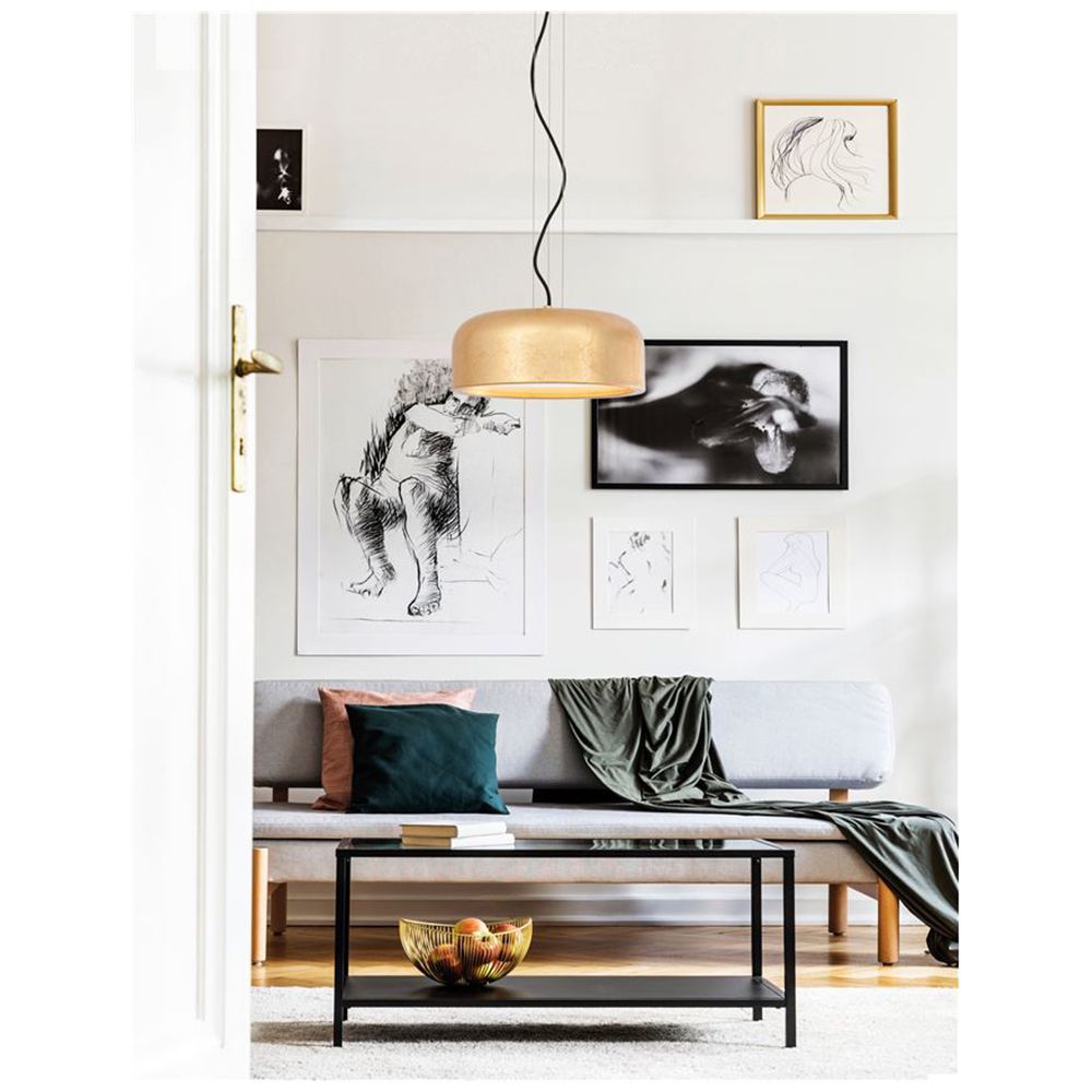 Moderne Hängelampe Perleto Ø 35cm in Gold, über einem eleganten Sofa im Wohnzimmer.