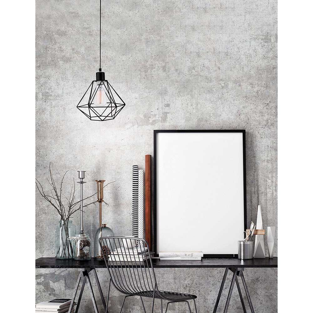 Elegante Pendelleuchte aus schwarzem Metall mit rautenförmigem Schirm, ideal für moderne und klassische Inneneinrichtungen.